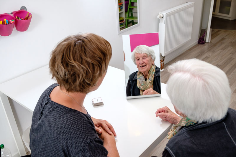 Therapeutin im Spiegelgespräch mit älterer Patientin