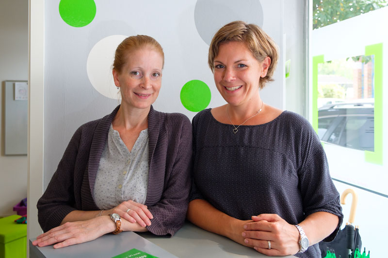 Die beiden Praxisleiterinnen Nadine Lieven und Martina Schweitzer am Empfang