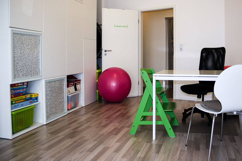 Therapieraum eins mit Pezziball, Kinderhochstuhl und Schreibtisch